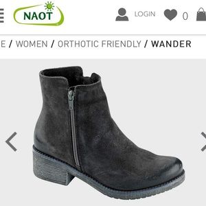New in Box Naot Suede Wander Ankle Boots 38 Grey